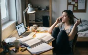El uso constante del celular puede reforzar la procrastinación al ofrecer recompensas inmediatas.