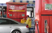 Despacho de combustible en una gasolinera de China.