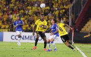 Jugadores de Barcelona SC y Cruzeiro luchan por el balón durante el partido de la fase de grupos de la Copa Libertadores disputado en el estadio Monumental.