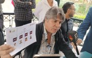 Luis Valarezo, dirigente de la Unidad Popular en Azuay, mostró una papeleta con un candidato único como rechazo al contexto político y electoral que vive el Ecuador.