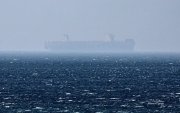 Un barco navega por el estrecho de Ormuz
