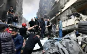La gente se reúne en el lugar de un ataque aéreo israelí en el barrio Corniche el-Mazraa de Beirut, Líbano, el 8 de abril de 2026.