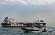 Una lancha rápida de la Guardia Revolucionaria Iraní navega alrededor del petrolero Stena Impero, al sur de Irán.