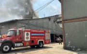Los Bomberos de Guayaquil trabajan para apagar el incendio