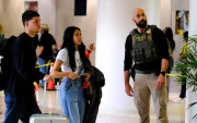 Un integrante del Servicio de Inmigración y Control de Aduanas (ICE) custodia el Aeropuerto Intercontinental George Bush en Houston (EE.UU).