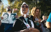 Personas durante la manifestación por el Día Nacional de la Memoria por la Verdad y la Justicia por las víctimas de la última dictadura cívico-militar en Buenos Aires (Argentina).