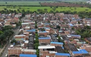 Paneles solares en los techos de viviendas de un barrio al oriente de Cali (Colombia).