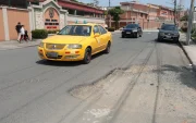 Riesgo. Baches enormes han generado daños y caídas en varios puntos de Urdesa.