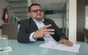 Marco Antonio Núñez, gerente legal de Inycofyi, defiende los trabajos ejecutados por esta empresa en las centrales Salitral y Quevedo.