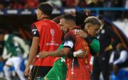 Lucas Mancinelli (c) de Deportivo Cuenca celebra un gol en un partido de la Copa Sudamericana entre Deportivo Cuenca y Santos.