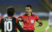 Francisco Pizzini reclama al árbitro del partido entre Universidad Católica y Emelec.