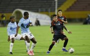 Católica y Emelec empatan 1-1 en el estadio Atahualpa.