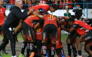 Jugadores del Deportivo Cuenca celebran el gol de Lucas Mancinelli.