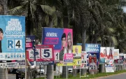 Fotografía que muestra carteles de candidatos electorales, en Lima (Perú).