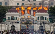 Manifestantes incendian el complejo gubernamental durante violentas protestas en Katmandú, Nepal. Fotografía del ganador de World Press Photo 2026, Narendra Shrestha