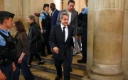 El expresidente francés Nicolas Sarkozy (C) sale del juzgado durante el juicio de apelación en el caso de financiación libia en París, Francia, 09 de abril de 2026.