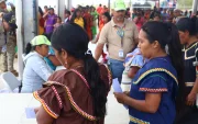 Fotografía del 25 de marzo de 2026 que muestra a indígenas haciendo fila durante la entrega de bonos en la comarca, en Chiriquí (Panamá).