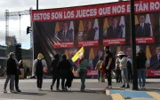 En agosto de 2025 aparecieron vallas gigantes con las fotos de los jueces de la Corte Constitucional en calles de Quito cercanas a la sede de la Corte.