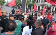 Los dirigentes hablan con miembros de la Policía Nacional antes de iniciar el plantón y marcha en contra del IVA a alimentos procesados.