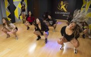 El Heels Dance tiene raíces en el burlesque y los espectáculos de showgirls de principios del siglo XX.