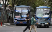 En la Juan León Mera y Jorge Washington, en el centro norte de Quito, buses corretean.