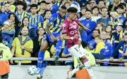Jáminton Campaz (i) de Rosario disputa un balón con Daykol Romero de Independiente del Valle .