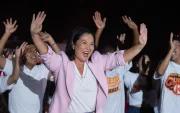 La candidata a la Presidencia de Perú por el partido Fuerza Popular, Keiko Fujimori (c), reacciona durante el cierre de su campaña, en Lima (Perú).