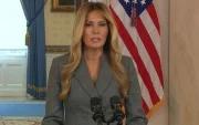 Melania Trump ofrece una declaración desde la Casa Blanca en Washington.