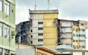 El edificio no ha sido demolido, se mantiene intacto.