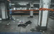 Sangre y un machete en el andén después de que un hombre fuera baleado por agentes del Departamento de Policía de Nueva York.