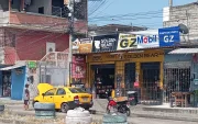 Algunos de los negocios que hay en la calle Mercedes Arzube de Roca, sur de Guayaquil, que han sufrido por apagones.
