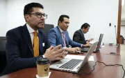 El fiscal general Carlos Alarcón fue evacuado la noche del 10 de abril tras registrarse detonaciones en el sector La Mariscal, en Quito.