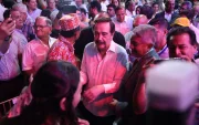 El exalcalde de Guayaquil, Jaime Nebot, se retira del Centro de Convenciones tras su conferencia, en medio de muestras de respaldo de sus simpatizantes.