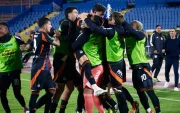 Jugadores de Emelec festejan en el estadio Atahualpa el gol ante Católica.