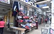 Preocupación. En el centro comercial Hermano Miguel hay locales cerrados.