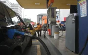 A diferencia de las gasolinas Extra y Ecopaís, la gasolina súper se ajusta directamente al mercado internacional