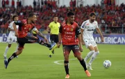 De los pies de Lucas Mancinelli nació la jugada que terminó en autogol del arquero del Santos.