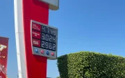 Los precios de los combustibles a partir del 12 de abril de 2026 en una gasolinera de Guayaquil.