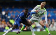 Moisés Caicedo (i) en la marca a Erling Haaland, en el duelo de Chelsea ante Manchester City.