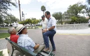 Diálogo. Juan Fernando Serrano, presidente de la Junta Cívica del Ilaló, conversa con los vecinos de Tumbaco sobre el proyecto de cantonización.