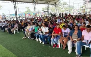 Ciudadanos acuden a un evento del Gobierno que promete beneficios ciudadanos.