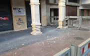 Restos de la estructura de la Casa Tola yacían en la acera del bulevar 9 de Octubre, desde la noche del 12 de abril de 2026.