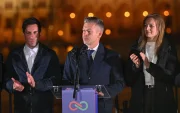 El presidente del opositor Partido Tisza, Peter Magyar, se dirige a sus seguidores después de obtener una victoria aplastante en las elecciones generales en Budapest, Hungría, el 12 de abril de 2026.