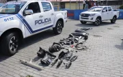 Durante el operativo se encontraron autopartes robadas y un arma de fuego.