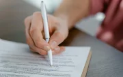 Firma de documento de contratación de servicio.