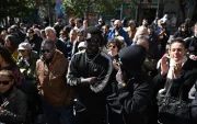 Colectivos antirracistas y de migrantes de Madrid se concentran en la plaza de Lavapiés.
