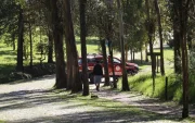 Bomberos y Policía Nacional refuerzan el operativo de búsqueda en el Parque Metropolitano de Quito.