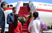 El jefe del Gobierno español, Pedro Sánchez, acompañado de su mujer, Begoña Gómez, llega este sábado a Pekín.