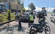 Cinco autos se accidentaron por un choque en la avenida Simón Bolívar.