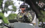 Integrante del Ejército de Colombia vigilando el Puente Internacional Simón Bolívar (Colombia).